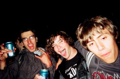 Doum qui boit de la molson dry et qui a l'air d'aimer ca, Simon et Phil assez fucké
