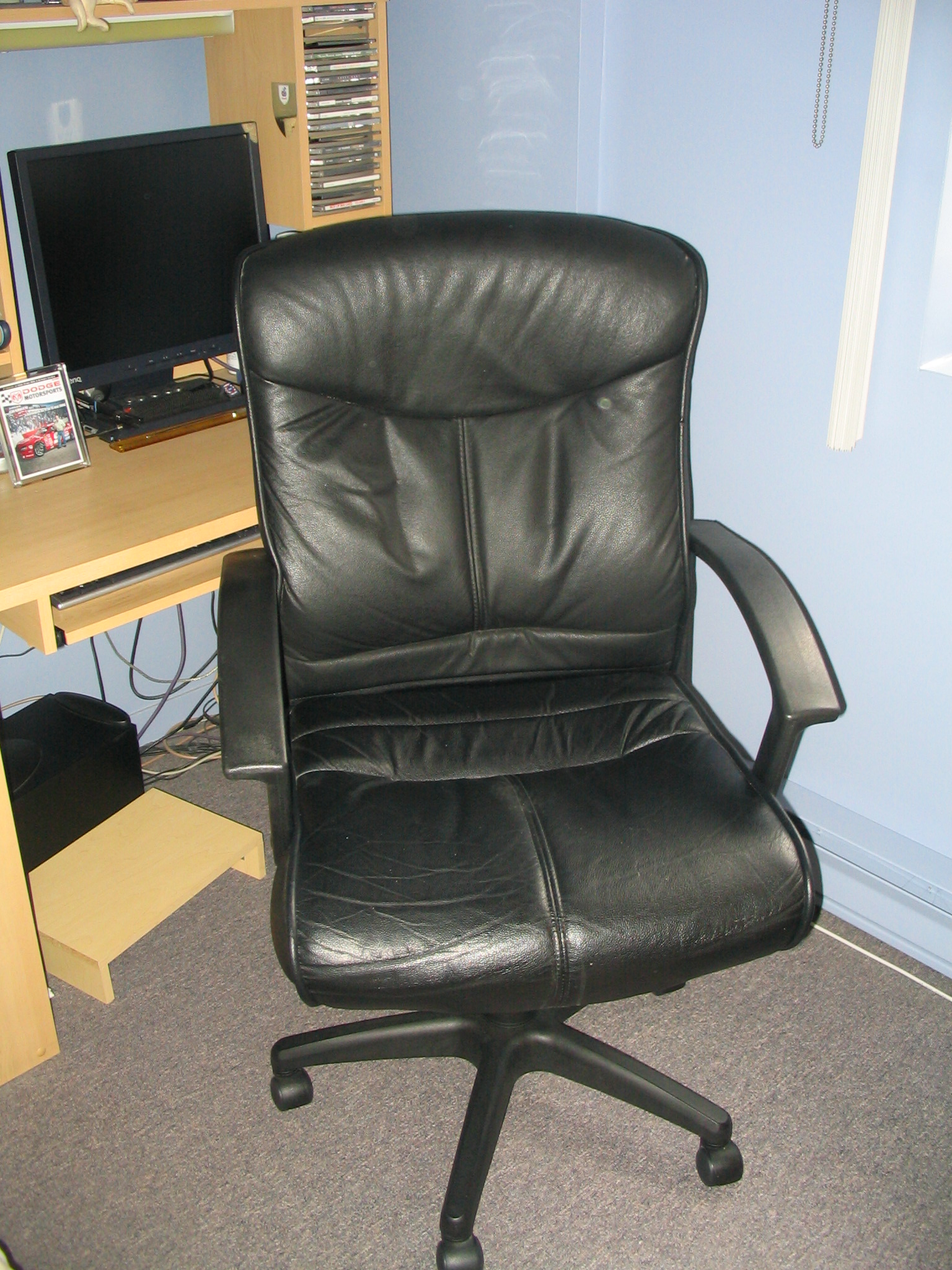 Meuble d'ordi et chaise 002.jpg
